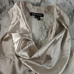 Sleeveless lace-back top